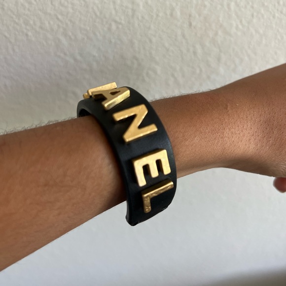 authentic Chanel leather strap bracelet - Picture 9 of 10